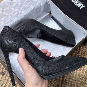 DKNY Leather Black Carisa Pump Pointed-Toe Stiletto Heels 8